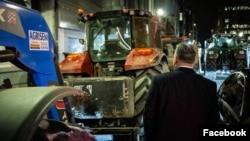 Orbán Viktor miniszterelnök a Brüsszel belvárosában tüntető gazdák mezőgazdasági gépei közt sétál 2024. január 31-én