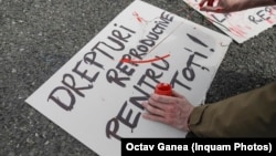 Pentru că avortul a fost interzis în România în 1966 și legea a fost abrogată abia după Revoluție, femeile din România știu ce înseamnă să întrerupi sarcina în condiții improprii.