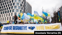 Організували ходу місцеві громадські організації українців, доєдналися також низка іноземних громад і посольств