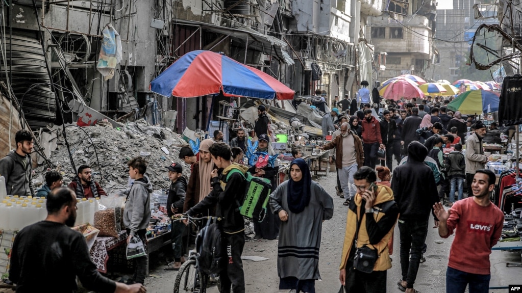 ساکنان غزه از بازاری که در میان ویرانه‌ها بر پا شده، مایحتاج روزانه خود را تهیه می‌کنند