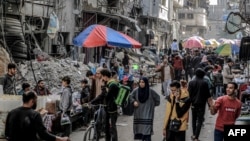 ساکنان غزه از بازاری که در میان ویرانه‌ها بر پا شده، مایحتاج روزانه خود را تهیه می‌کنند