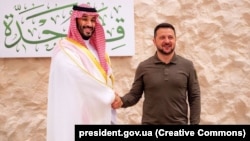 Президент Украины Владимир Зеленский и наследный принц, премьер-министр Саудовской Аравии Мухаммад бин Салман аль Сауд (слева). Джидда, Саудовская Аравия, 19 мая 2023 года