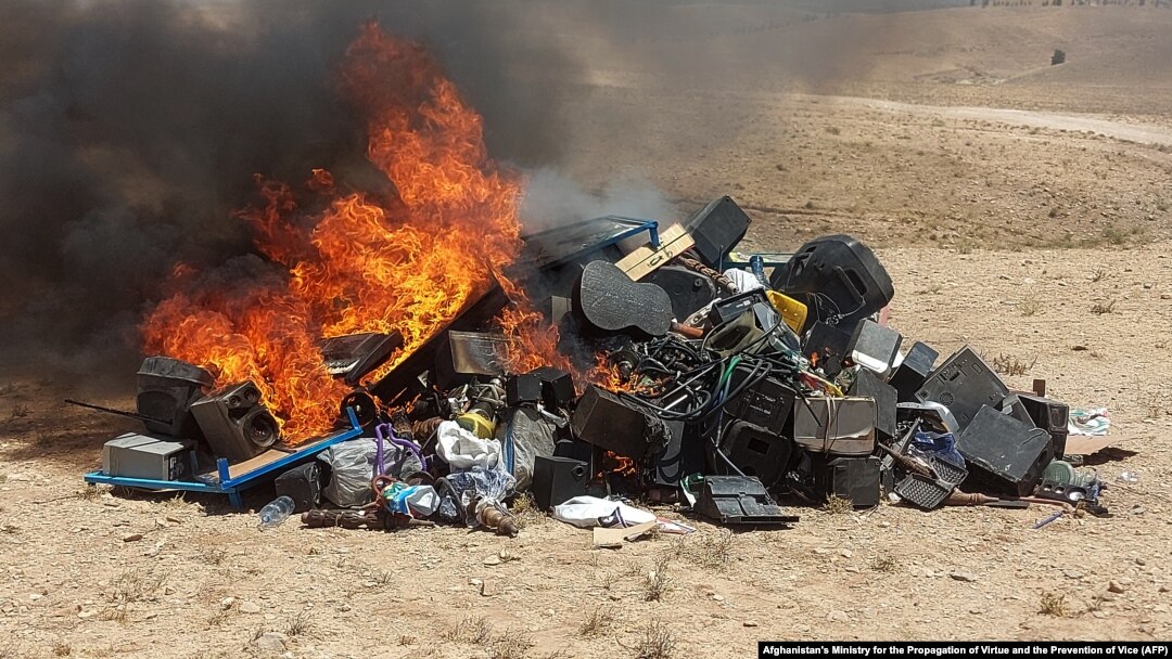 The Taliban regularly confiscates musical instruments from the population and destroys them. (file photo)