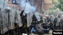 Përplasja e protestuesve serbë dhe pjesëtarëve të KFOR-it në Zveçan më 29 maj 2023. 