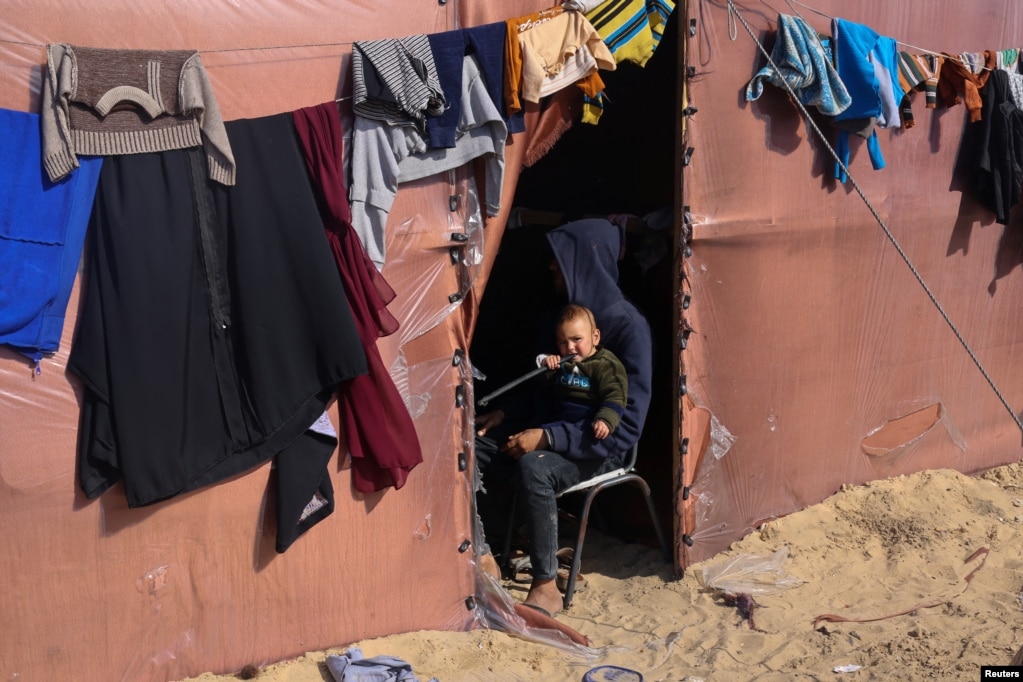 Palestinezët e zhvendosur në Rafah kanë të drejtë për ndihmë falas nëse regjistrohen në agjencinë e OKB-së për refugjatët palestinezë, e cila shpërndan miell, batanije dhe furnizime mjekësore në 14 pika në të gjithë Gazën jugore.