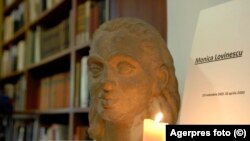 Urnele funerare ale scriitorilor Monica Lovinescu si Virgil Ierunca au fost depuse, potrivit dorinței testamentare, la Casa Lovinescu din Capitala. 25 aprilie 2008