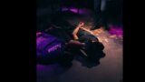Посетители клуба лежат на полу, заложив руки за спину, во время рейда в бишкекском баре