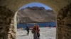 Disa afganë duke vizituar parkun kombëtar Band-e Amir në Bamiyan në fillim të këtij muaji.