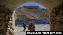 Disa afganë duke vizituar parkun kombëtar Band-e Amir në Bamiyan në fillim të këtij muaji.