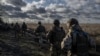 Військовослужбовці 55-ї окремої артилерійської бригади ЗСУ йдуть на позиції біля Мар’їнки, Донецька область, 26 грудня 2023 року