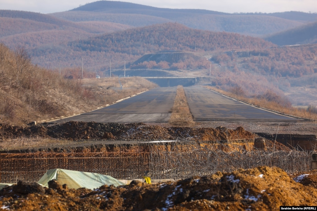 Kryeministri i Kosovës, Albin Kurti, në muajin korrik të vitit 2023, kishte inspektuar punët në këtë autostradë. Ai kishte premtuar se “punimet do përfundojnë brenda vitit 2023, pasi kanë përfunduar 70 për qind e punimeve”.