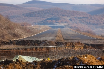Kryeministri i Kosovës, Albin Kurti, në muajin korrik të vitit 2023, kishte inspektuar punët në këtë autostradë. Ai kishte premtuar se &ldquo;punimet do përfundojnë brenda vitit 2023, pasi kanë përfunduar 70 për qind e punimeve&rdquo;.