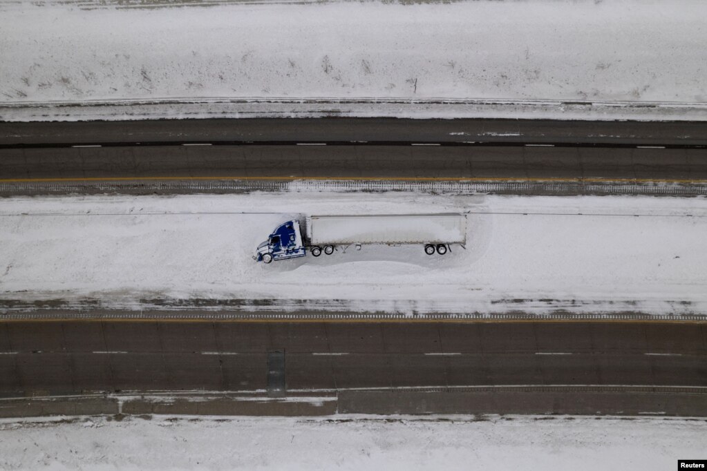 Një kamion i përmbysur dhe i bllokuar mes temperaturave nën zero, në shtetin e Ajovas, SHBA, 15 janar 2024.