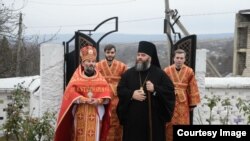 Preotul Andrei Popa, parohul bisericii din Camencea (stânga), alături de Episcopul de Orhei Siluan, în fața bisericii din sat.