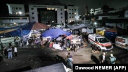 Ljudi u šatorima u mraku dok nestaje goriva za proizvodnju električne energije, ispred bolnice Al-Shifa u gradu Gaza 3. novembra 2023.