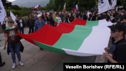  Участници в демонстрацията в София развяват български и съветски знамена, както и флагове на партия 
