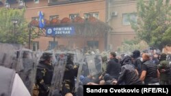 Përplasja e protestuesve serbë dhe pjesëtarëve të KFOR-it në Zveçan më 29 maj 2023.