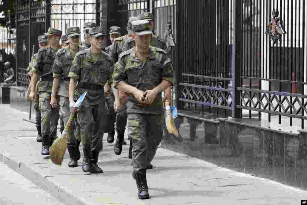 Russian soldiers clean the surroundings of the Southern Military District headquarters in Rostov-on-Don on June 25, the day after its capture by Wagner forces.&nbsp;