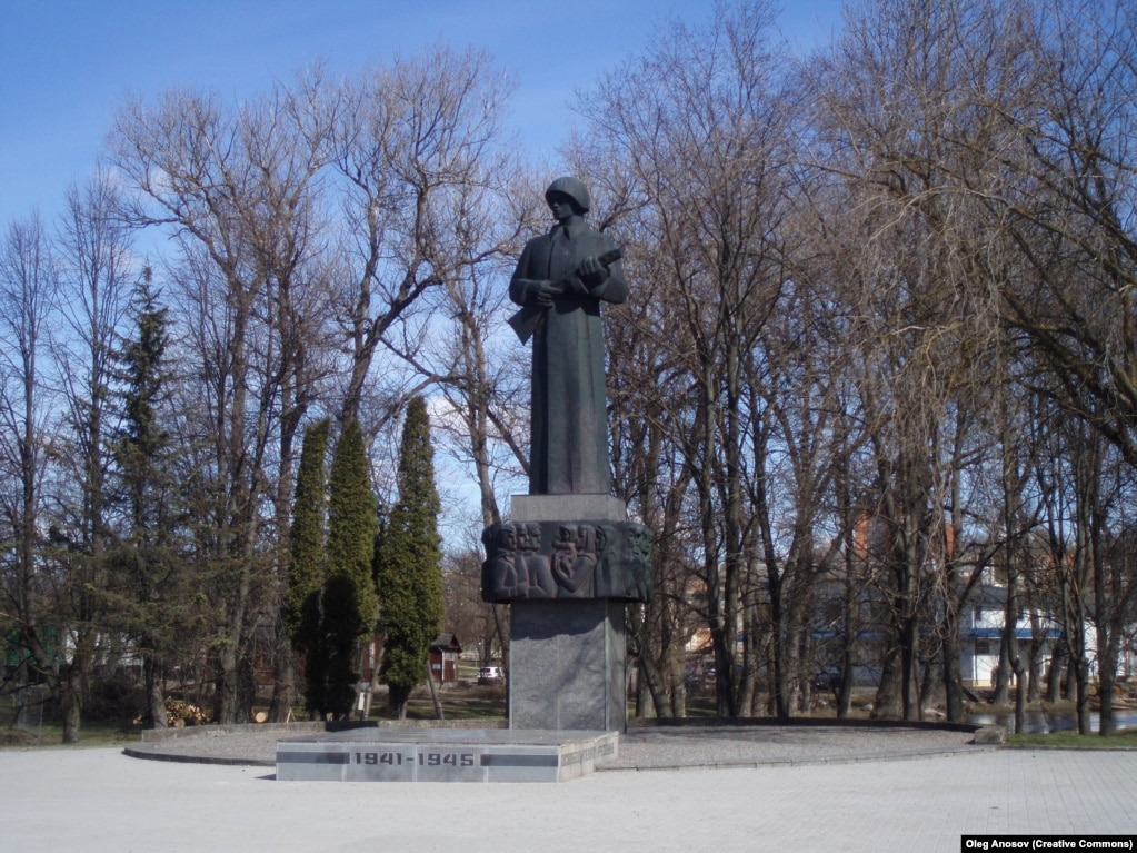 Monumenti i Çlirimtarëve të Rezeknes në Letoninë lindore, fotografuar në vitin 2011. Ushtari, me nofkën &quot;Alyosha&quot;, u hoq në nëntor të vitit 2022. &nbsp;