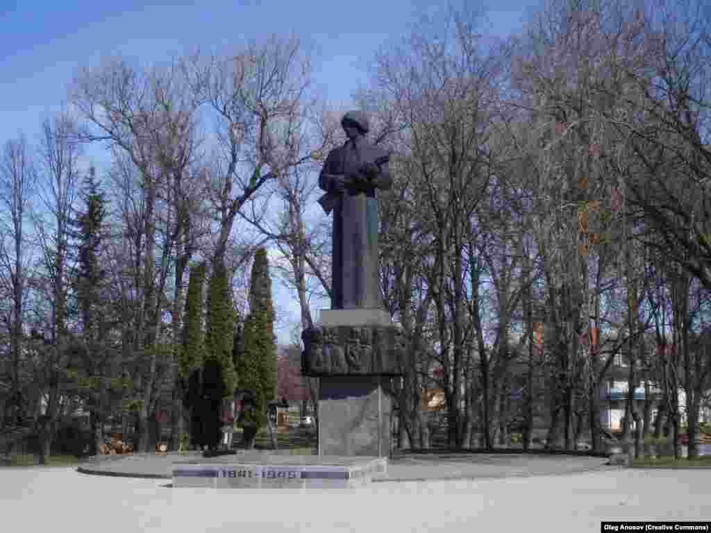 Монумент на Освободителите на Резекне в Източна Латвия. Статуята на &quot;Альоша&quot; беше демонтирана през ноември 2022 г. Снимката е от 2011 г.