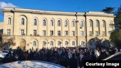 Участники митинга у здания правительства