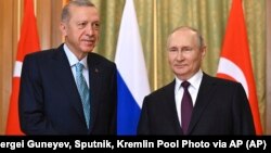 Ruski predsjednik Vladimir Putin (desno) i turski predsjednik Recep Tayyip Erdogan prije razgovora u Sočiju, u Rusiji, 4. septembra 2023.