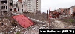 Зруйновані будинки Чернігова внаслідок обстрілів армії Росії, яка намагалася захопити місто на початку масштабного вторгнення до України в 2022 році. Світлина 2024 року