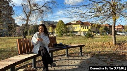 Diellza Smani, e ulur në një karrige në kampusin e Universitetit të Prishtinës.