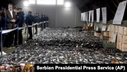 Predsednik Srbije Aleksandar Vučić (levo) pregleda oko 13.500 komada različitog prikupljenog naoružanja i minsko eksplozivnih sredstava u blizini Smedereva, Srbija, 14. maj 2023.