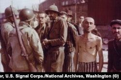 Освободени затворници в Бухенвалд разговарят с американски войници, 18 април 1945 г.