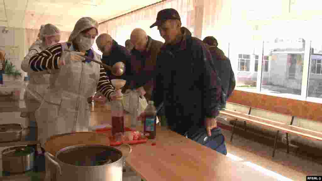 Жители Харькова выстраиваются в очередь за горячей едой в одном из многочисленных пунктов раздачи. Еду готовят и распределяют волонтёры