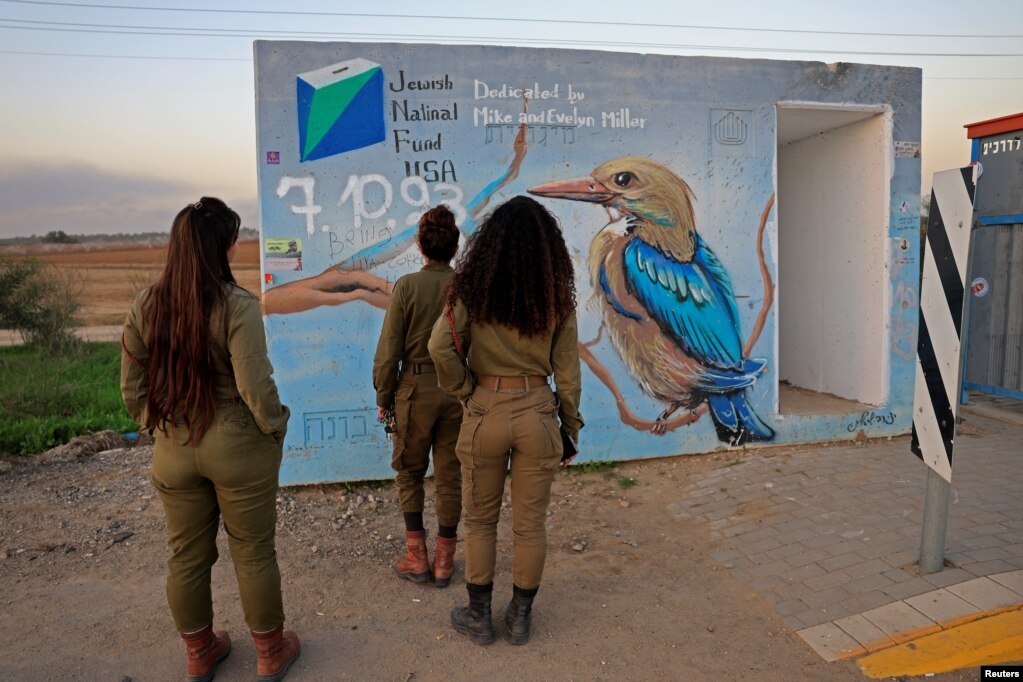 Ushtarët izraelitë vizitojnë një strehimore kundër bombave, në të cilën Segev Israel Kizhner u fut të mbrohej para se të vritej nga persona të armatosur të grupit radikal palestinez Hamas.