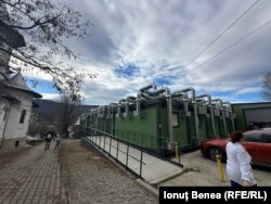 O parte a secției ATI a Spitalului Piatra Neamț funcționează în curte, în module. Pacienții sunt aduși aici direct din sălile de operație, pe targă.