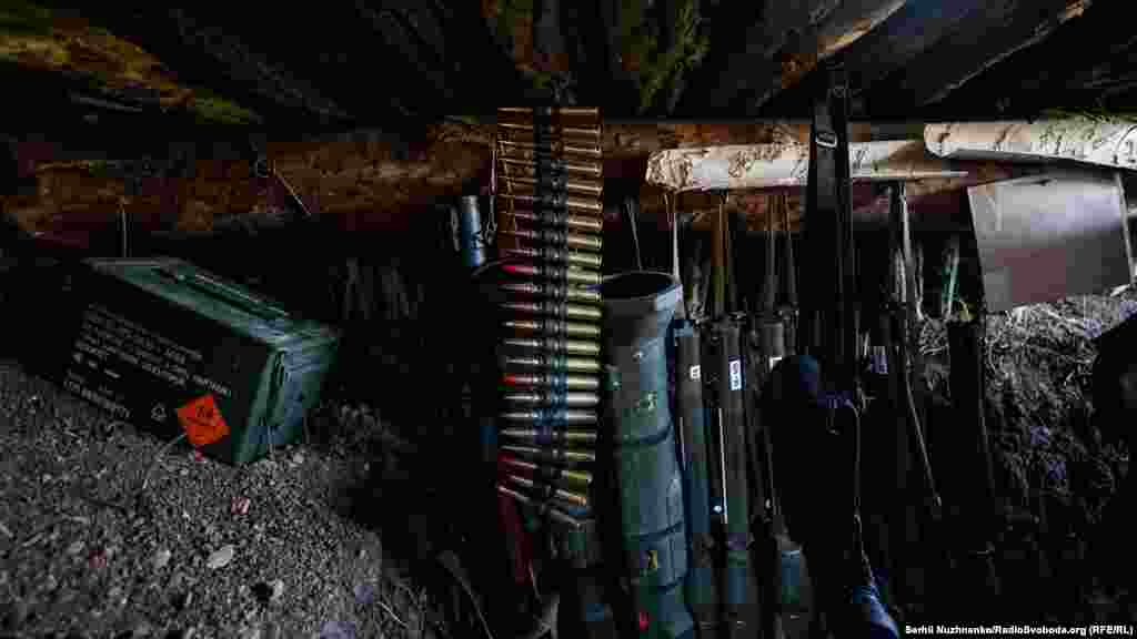 Протитанкові гранатомети, стволи кулеметів і патрони на позиціях українських військових