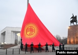 Поднятие флага в Кыргызстане. Иллюстративное фото