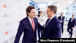 Premierul Dorin Recean și Nicu Popescu, ministrul Afacerilor Externe, la cea de-a patra ediție a Platformei de sprijin pentru Moldova care a avut loc la Chișinău în octombrie 2023. 