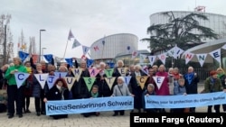 Grupa iz udruženja žena za zaštitu od klimatskih promjena drži transparente ispred Evropskog suda za ljudska prava u Strazburu, Francuska, 29. marta 2023.