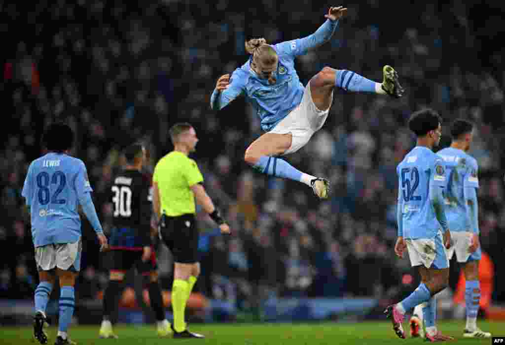 Napadač Manchester Cityja Erling Haaland slavi nakon što je postigao svoj treći gol tokom osmine finala UEFA Lige prvaka, na utakmici između Manchester Cityja i FC Copenhagena na stadionu Etihad, u Manchesteru, Velika Britanija, 6. marta.