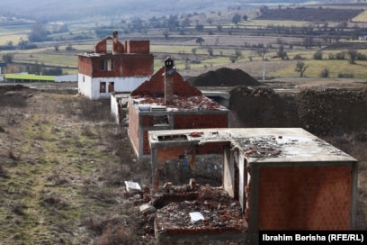 Ndër problemet e paraqitura gjatë procesit të punës për ndërtimin e autostradës është edhe rritja e sipërfaqeve të shpronësimeve.