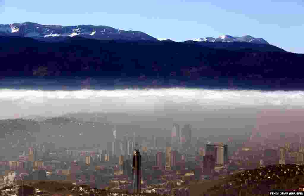 Sarajevo u smogu. S indeksom kvaliteta vazduha (AQI) od 157, koji je označen kao &quot;nezdrav&quot;, prestonica Bosne i Hercegovine je među najzagađenijim gradovima na svetu, trenutno na šestom mestu.