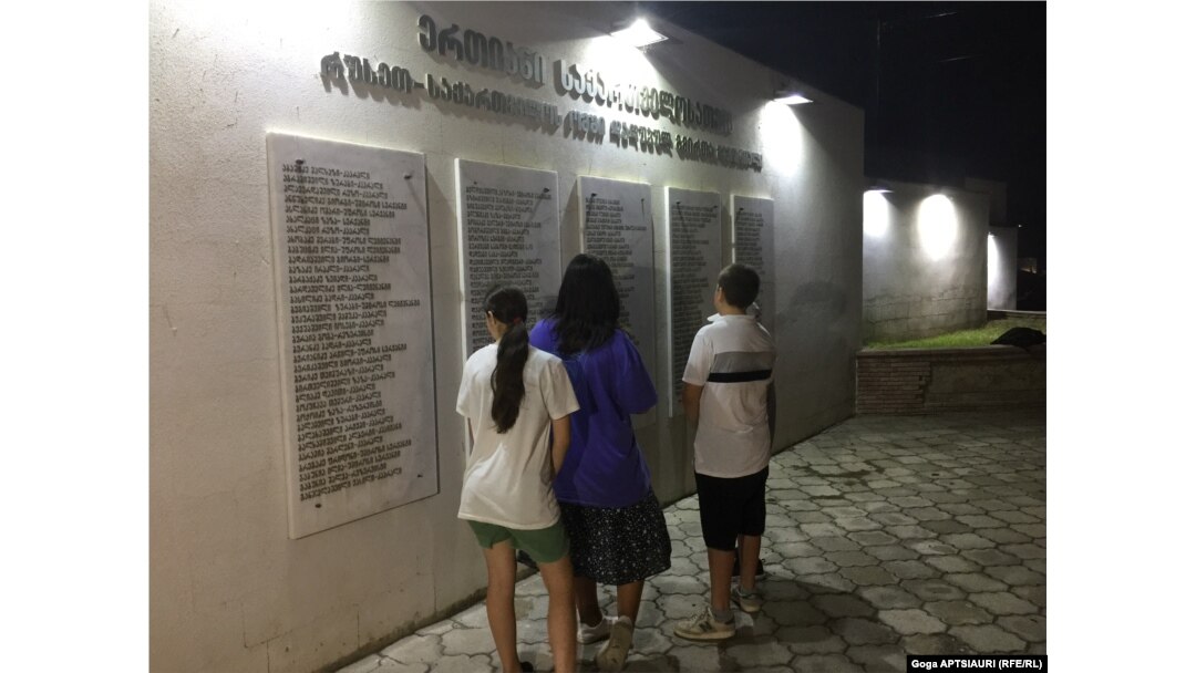 Numele celor care au căzut în războiul dintre Rusia și Georgia din 2018 este inscripțional pe monumentul din Gori.