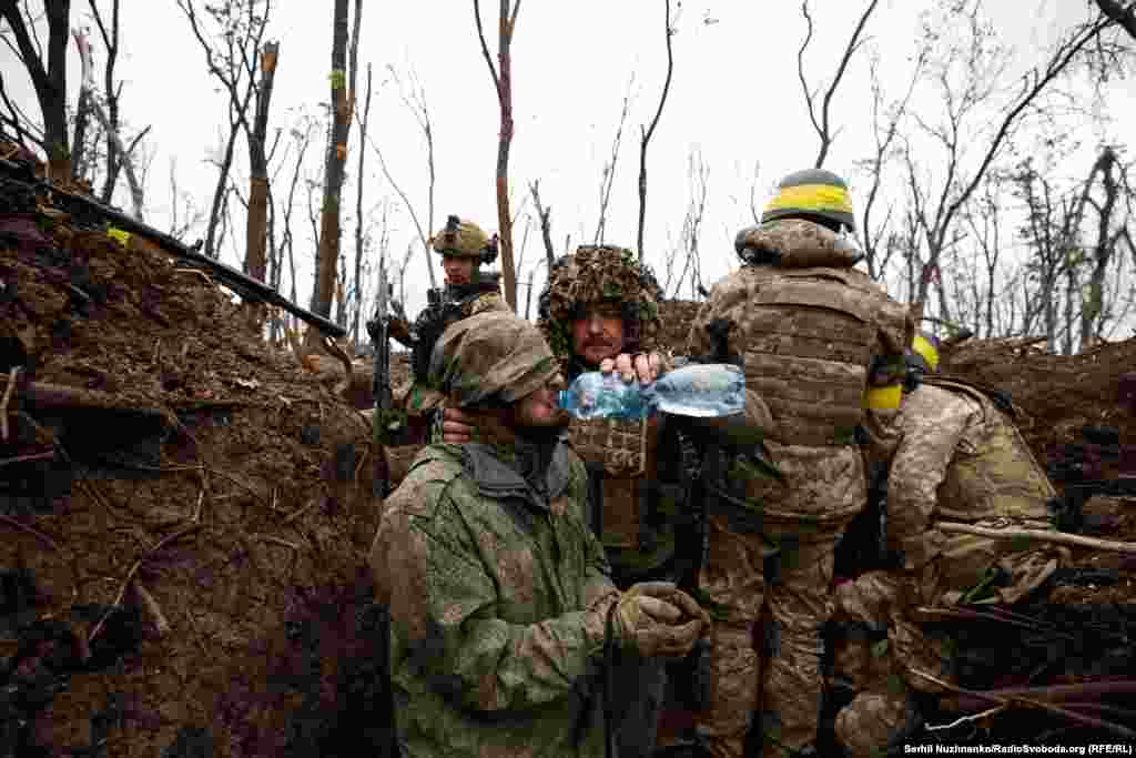 Під час бою українська армія захопила одного російського військового в полон. Ще один військовий, який був поруч із ним &ndash; підірвав себе гранатою. На фото військовий із позивним &laquo;Адвокат&raquo; дає воду полоненому&nbsp;