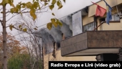 Zjarri që kaploi zyrat në katin e dytë të Institutit të Mjekësisë Ligjore të Kosovës në Prishtinë, më 21 nëntor 2023.