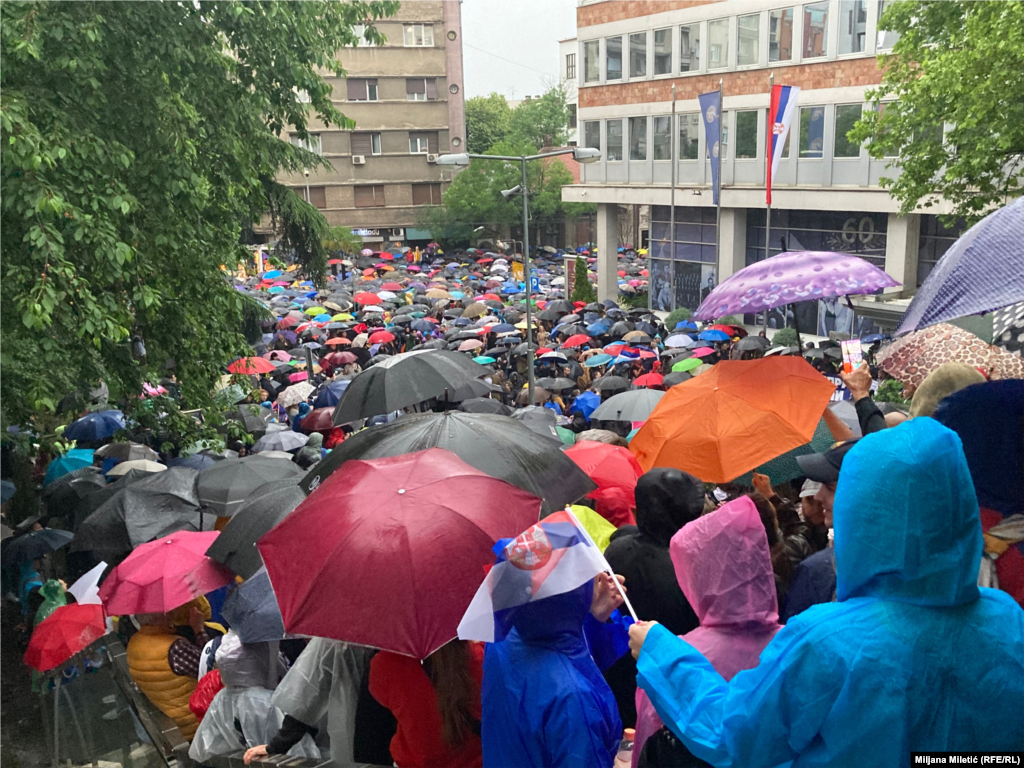 Učesnici protesta ispred zgrade Radio-televizije Srbije u Beogradu, 27. maj 2023.