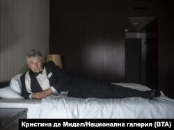  Кадър от серията „ Джентълменски клуб “. Мидел споделя, че индивидът от фотографията постоянно работи като двойник на Ричард Гиър. 