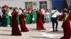 Aşgabadyň orta mekdepleriniň birinde geçirilen Soňky jaň dabarasynda tans edýän uçurym gyzlar we oglanlar (Arhiwden alnan illýustrasiýa suraty)