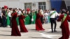 Aşgabadyň orta mekdepleriniň birinde geçirilen Soňky jaň dabarasynda küştdepdi tansyny ýerine ýetirýän uçurym gyzlar we oglanlar (Arhiwden alnan illýustrasiýa suraty)