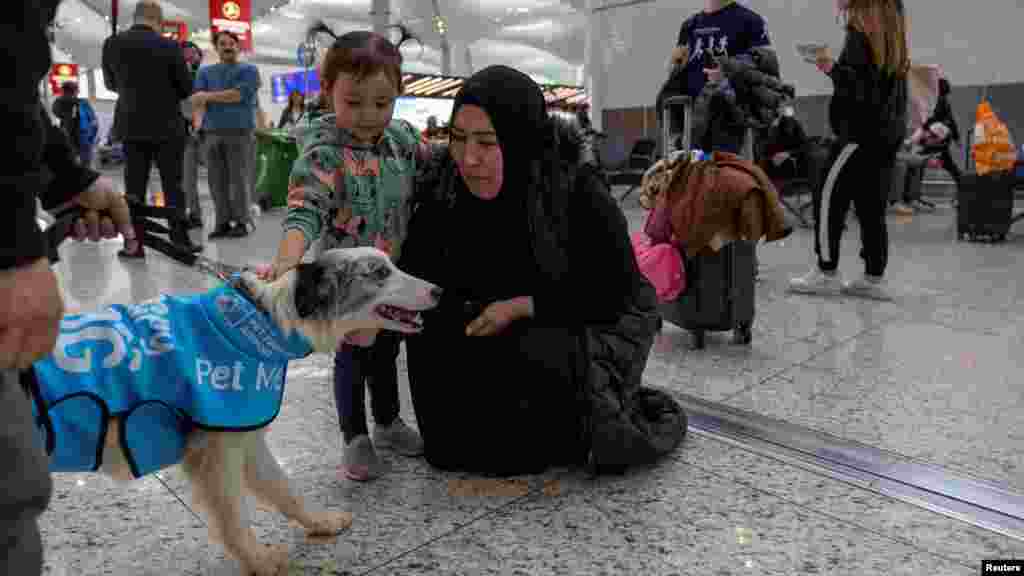 Abdulkadir Demirtas, az isztambuli repülőtér ügyfélélmény-menedzsere elmondta, hogy az utasok kedvükre interakcióba léphetnek a kutyákkal, miközben a kiképzőikkel sétálgatnak a repülőtéren