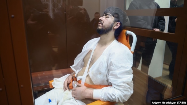 محمد صابر فیضف ۲۰ ساله در حالی در دادگاه حضور یافت که روی ویلچر نشسته بود و لباس بیمارستان به تن داشت.