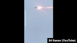 Полет ракеты ЗРК NASAMS с характерным ярким пламенем и дымом сзади